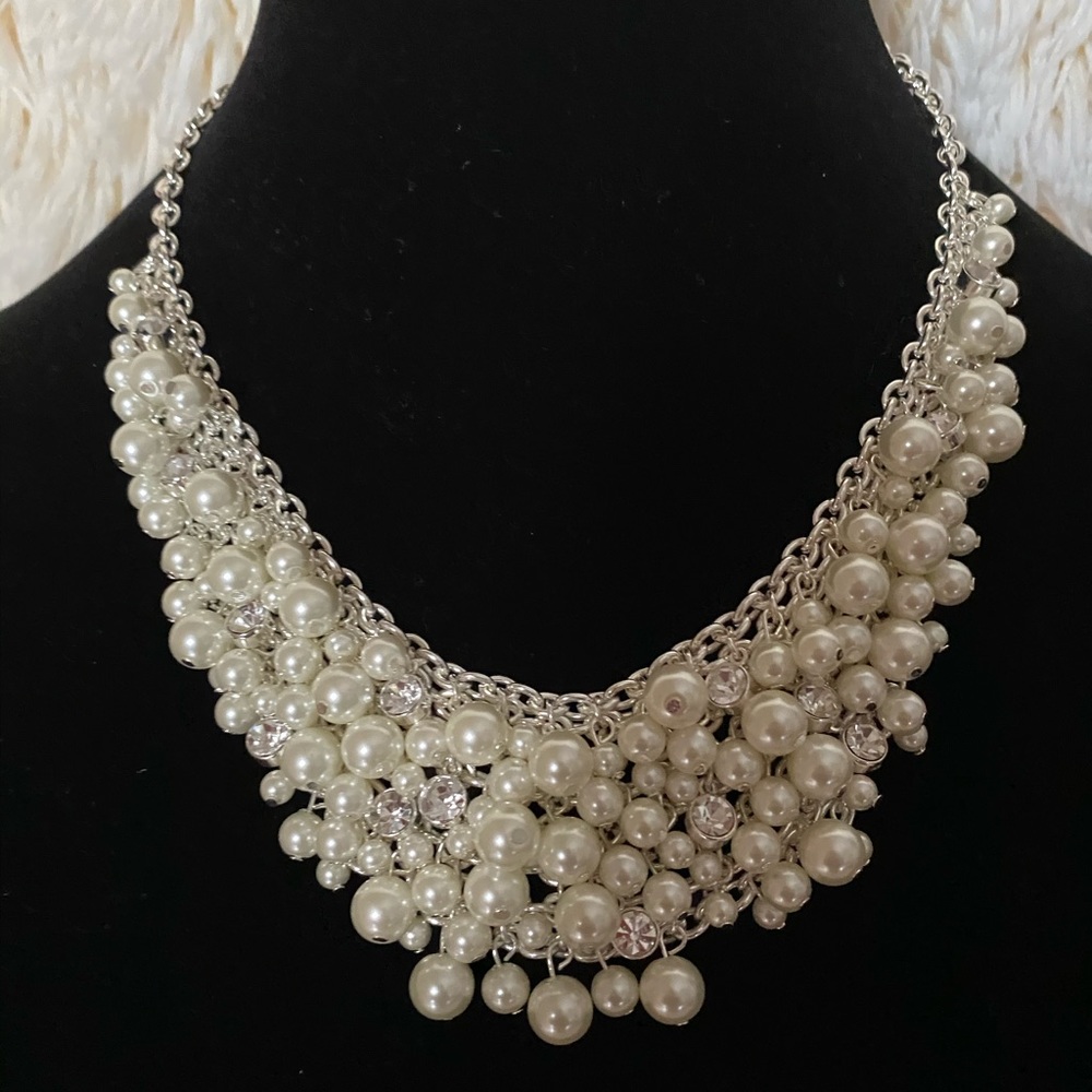 🆕16” Glass Pearl Cluster Bib Necklace